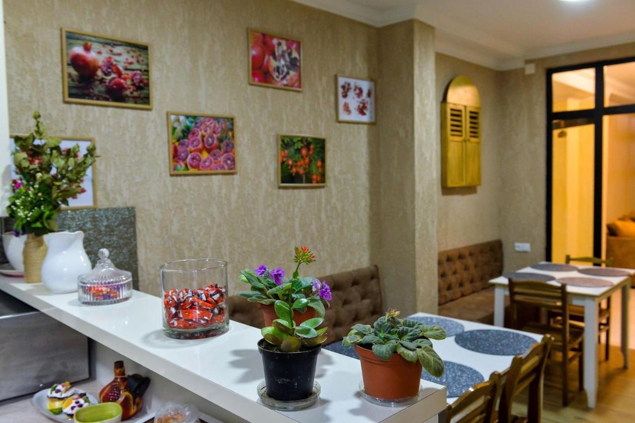 Pomegranate Hotel Koutaïssi Extérieur photo